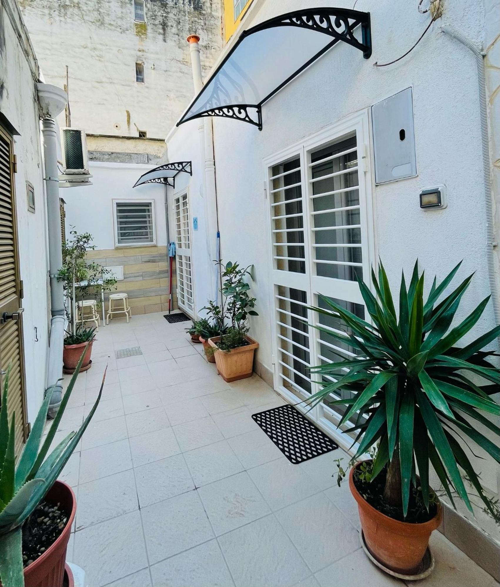 La Cattaro Villa Bari Luaran gambar